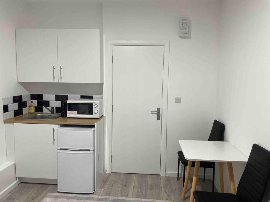 Studio Flat Private Shower Wc And Kitchenette Londres Exterior foto