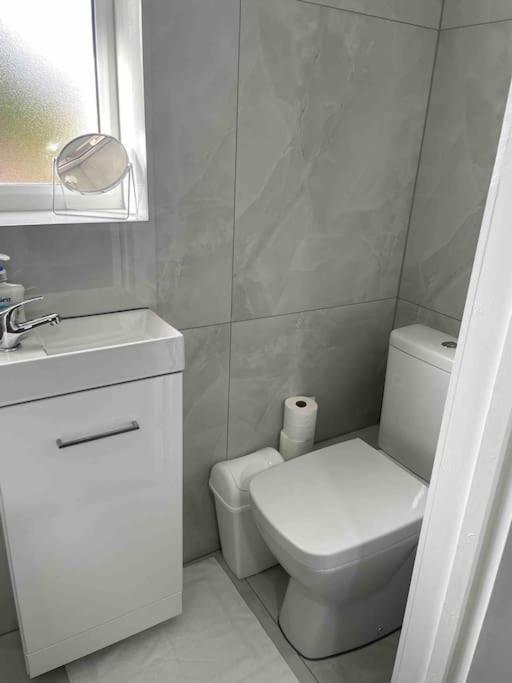 Studio Flat Private Shower Wc And Kitchenette Londres Exterior foto